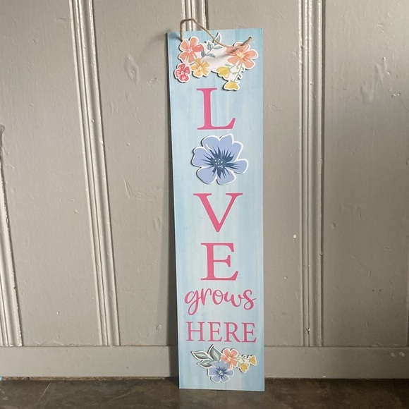 NWT Beautiful Blue & Pink Wooden- L🌸VE Grows Here- Vertical Floral Decor Sign - Picture 4 of 16